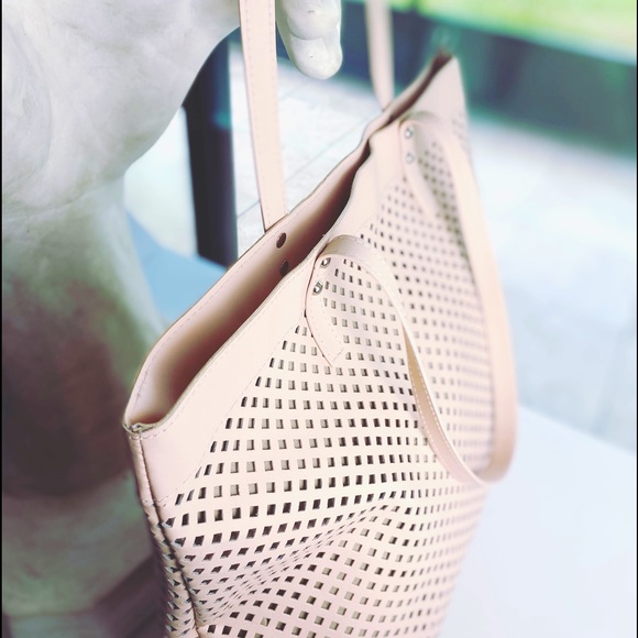 The roomy large leather tote - Picture 6 of 13